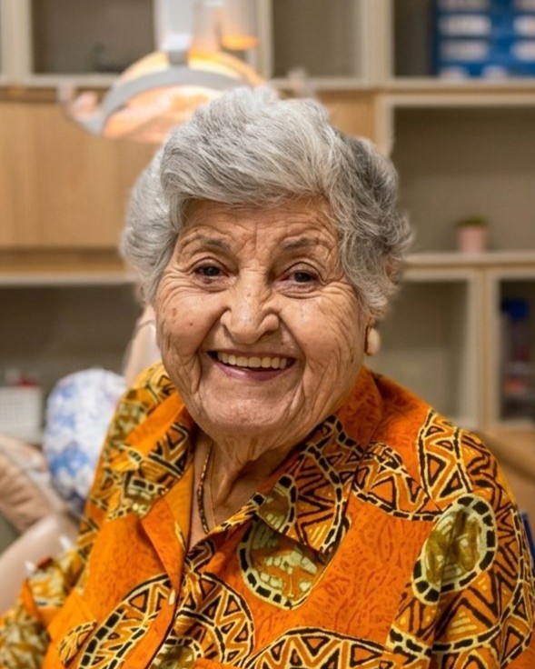 Mulher madura sorrindo com amigos